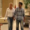 Xuxa vai ao cinema com o namorado, Junno Andrade, e passeiam de mãos dadas em shopping no Rio de Janeiro