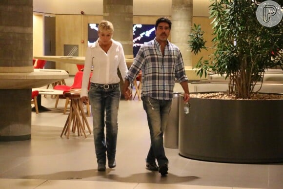 Junno Andrade e Xuxa andaram de mão juntas, em shopping do Rio de Janeiro