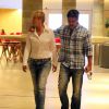 Xuxa vai ao cinema com o namorado, Junno Andrade, e passeiam de mãos dadas em shopping no Rio de Janeiro