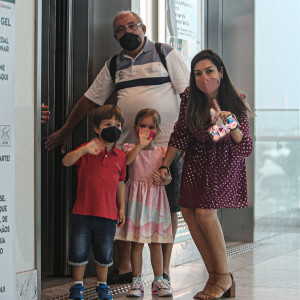 Thais Fersoza reagiu ao ver flagra com os filhos, Melinda e Teodoro, em shopping carioca
