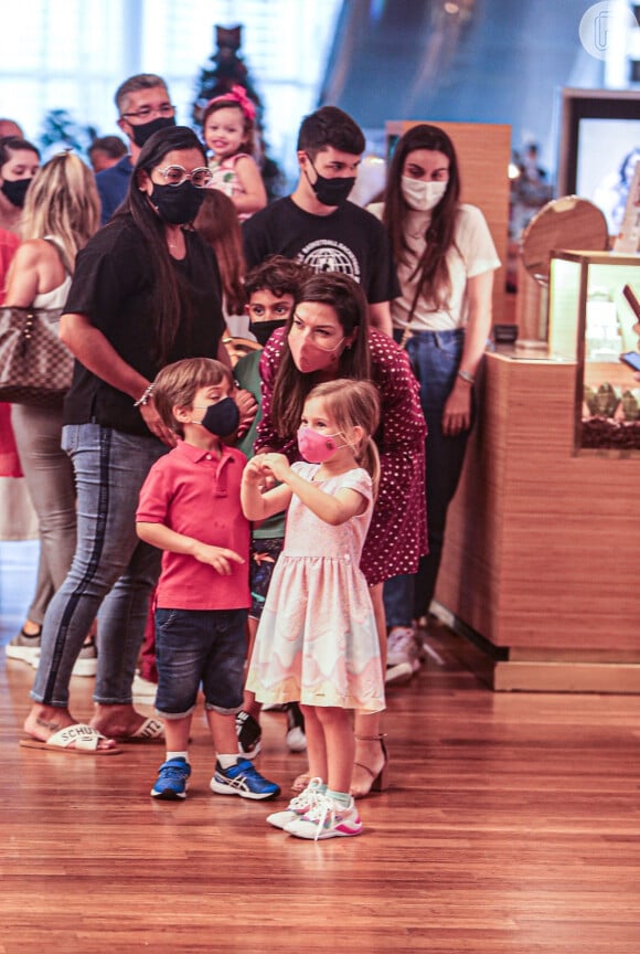 Thais Fersoza se divertiu com os filhos durante passeio em shopping do Rio de Janeiro