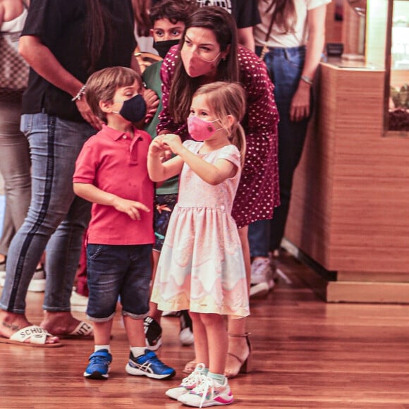 Thais Fersoza se divertiu com os filhos durante passeio em shopping do Rio de Janeiro