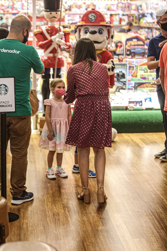 Thais Fersoza esteve com os filhos em um shopping na Barra da Tijuca, Zona Oeste do Rio