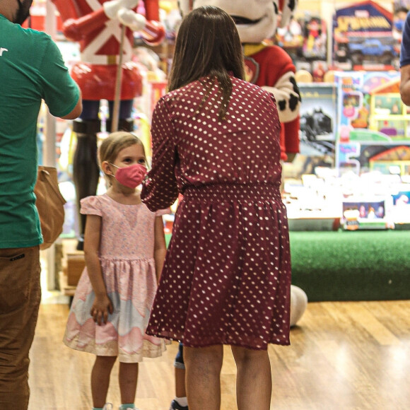 Thais Fersoza esteve com os filhos em um shopping na Barra da Tijuca, Zona Oeste do Rio