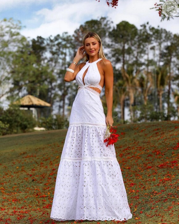 Vestido branco com recorte na cintura: look é perfeito para o verão 2022