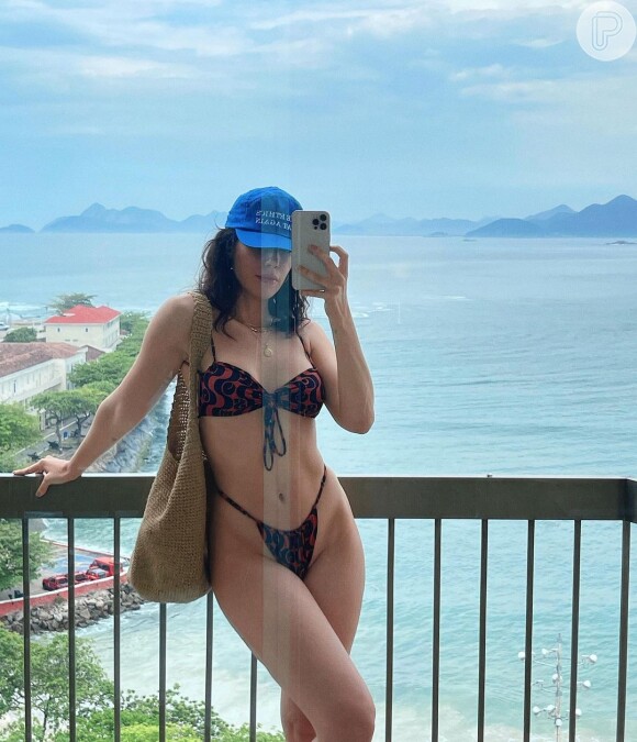 Moda praia de Camila Coutinho: inluenciadora é fã dos bonés em looks de praia
