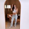 Verão 2022 traz de volta a cintura baixa como tendência de moda: Bruna Marquezine a usou em calça jeans
