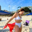 Moda praia de Larissa Manoela: atriz usa biquíni com zíper
