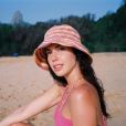 O look de praia de Camila Coutinho tinha bucket hat de crochê