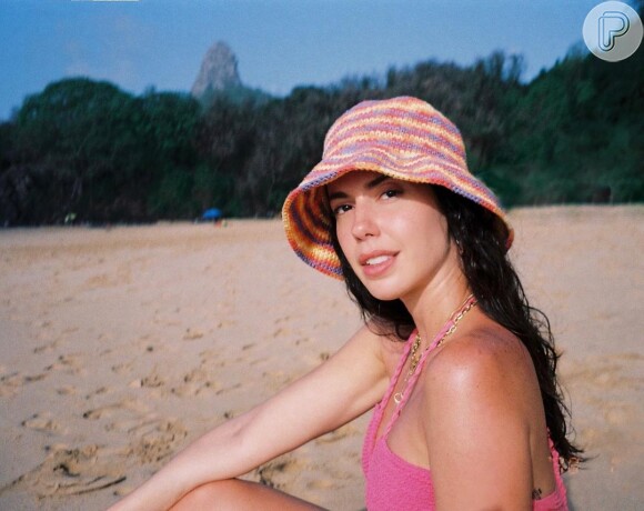 O look de praia de Camila Coutinho tinha bucket hat de crochê