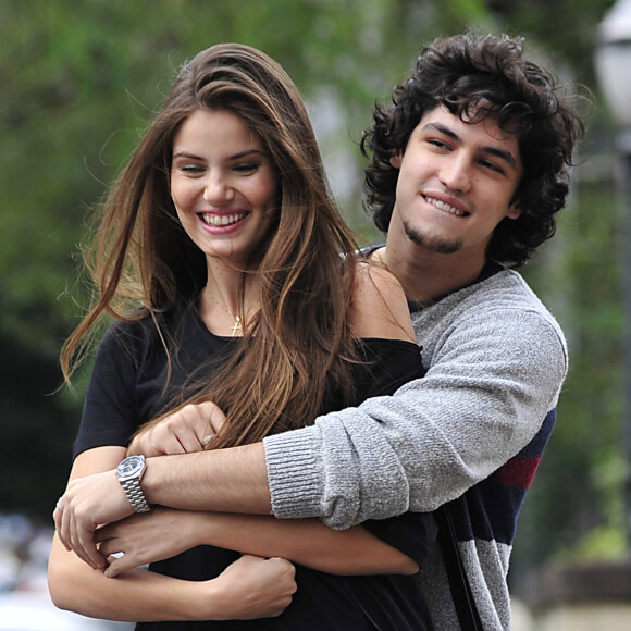 Na novela 'Verdades Secretas 2', Angel (Camila Queiroz) é a assasina de Guilherme (Gabriel Leone)