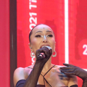 Sabrina Sato escolheu look assimétrico Nensi Dojaka como terceiro outfit da premiação
