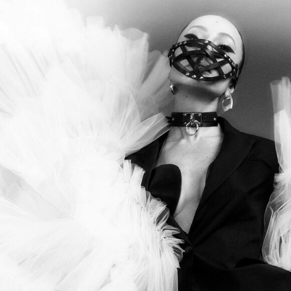 Couro e tule se misturaram no look de Sabrina Sato no TikTok Awards 2021