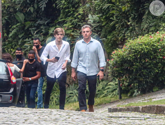 Luciano Huck deixa festa no Rio ao lado do filho, Joaquim