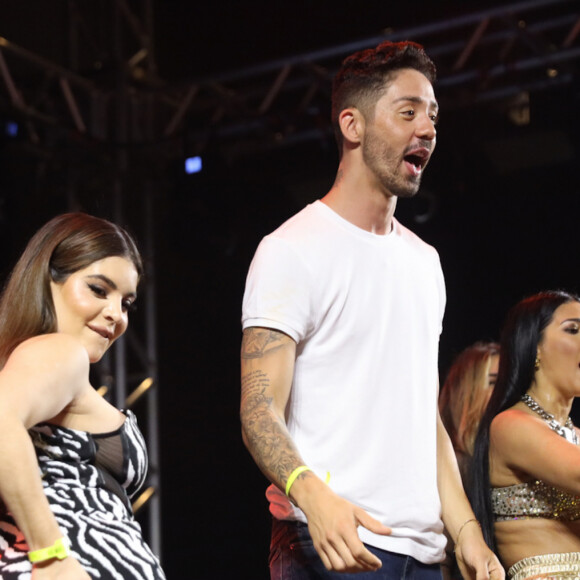 Simone e Simaria cantaram no palco ao lado do vencedor de 'A Fazenda 13', Rico Melquiades, a quem já até fizeram convite para rodízio de carnes