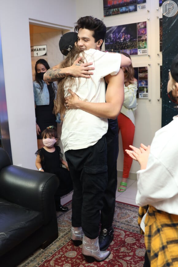 Adriane Galisteu ganhou abraço de Luan Santana em camarim do cantor
