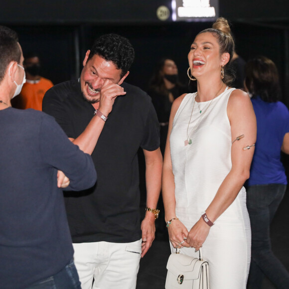 Lívia Andrade se divertiu com empresário Marcos Araújo em show de Luan Santana