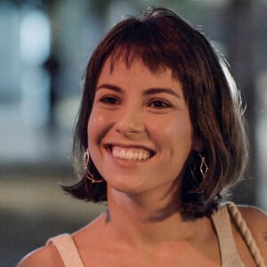 Na novela 'Um Lugar ao Sol', Lara (Andreia Horta) fica encantada por 'Renato' (Cauã Reymond)