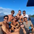 Larissa Manoela comentou na foto de Thiago Clevelario após o passeio de barco juntos e beijo: 'Tentando entender até agora o que rolou'