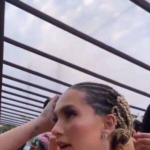 Virgínia Fonseca começou o 'fim da festa' se sentando no colo de Kéfera para tirar o lace cor de rosa da cabeça