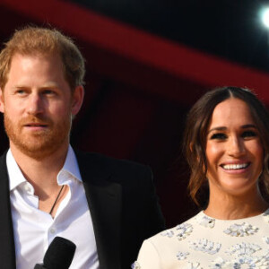 Meghan Markle e Príncipe Harry desejaram boas festas aos fãs em foto com primeira aparição de sua segunda filha, Lilibeth Diana
