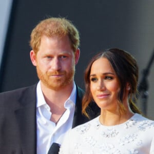 Meghan Markle e Príncipe Harry exaltaram os filhos: 'Archie nos fez 'Mama' e 'Papa', e Lili nos transformou em uma família'