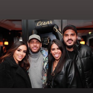 Neymar e Bruna Biancardi estavam juntos em Paris, na França. A influenciadora estava hospedada na casa do jogador e chegou a ter saída com ele e um casal de amigos