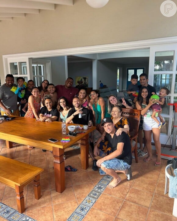 Neymar reencontrou familiares e levou amigos para visita à sua avó, Dona Bere, na casa que comprou para ela