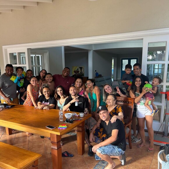 Neymar reencontrou familiares e levou amigos para visita à sua avó, Dona Bere, na casa que comprou para ela