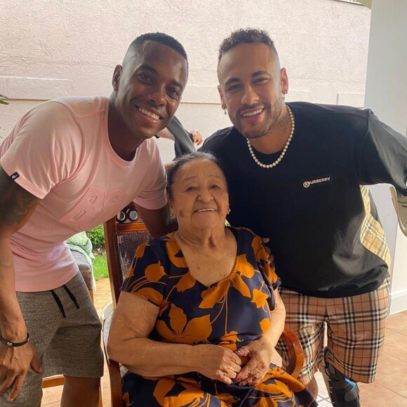 Neymar passou a véspera de Natal na casa da avó, Dona Bere, ao lado de jogadores e Bruna Biancardi: ''Ver a família e amigos felizes é o que realmente me importa!'