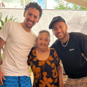 Neymar enalteceu a avó e ficou feliz ao ver a gratidão da matriarca por ter comprado casa para ela: 'São momentos como esse que valem todo esforço que fiz pra chegar até aqui'