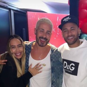 Neymar voltou ao Brasil nesta quarta (22) e logo reuniu os amigos próximos