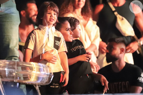 Andressa Suita assistiu show de Gusttavo Lima acompanhada dos filhos, Gabriel e Samuel