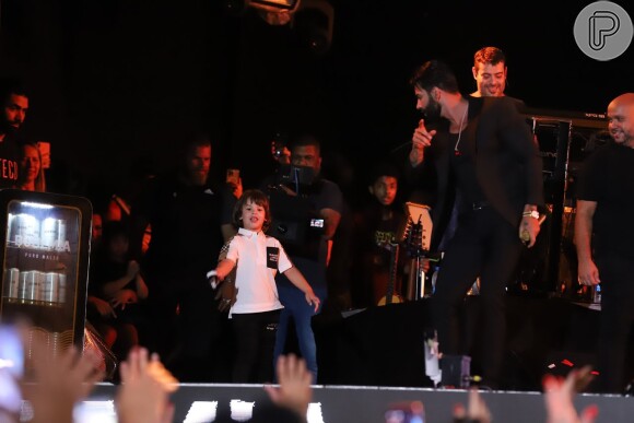 Filho de Gusttavo Lima, Gabriel protagonizou momento fofo com o pai no palco