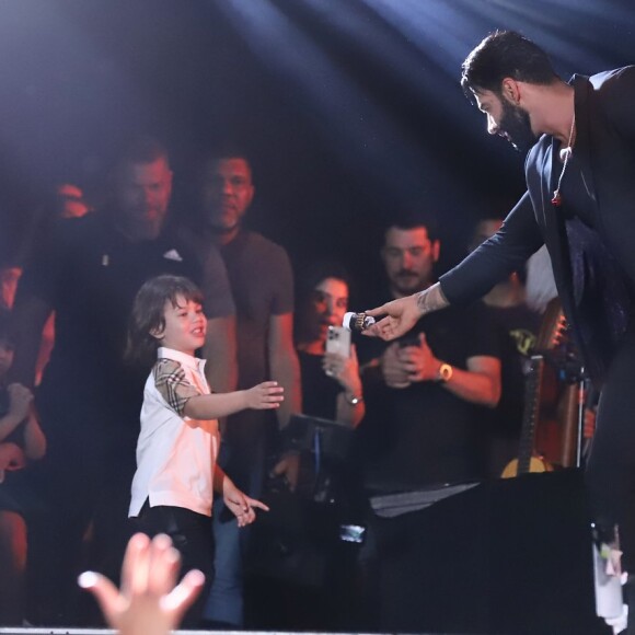 Gusttavo Lima recebeu o filho Gabriel e encantou a plateia do seu show