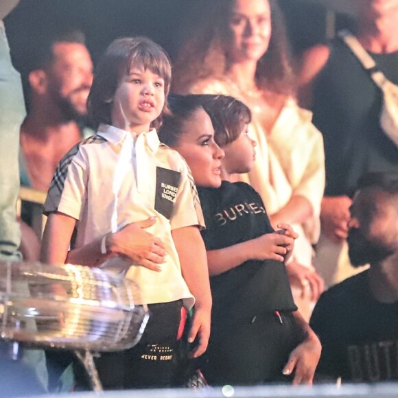 Filhos de Gusttavo Lima observaram o pai cantar durante show no Rio de Janeiro