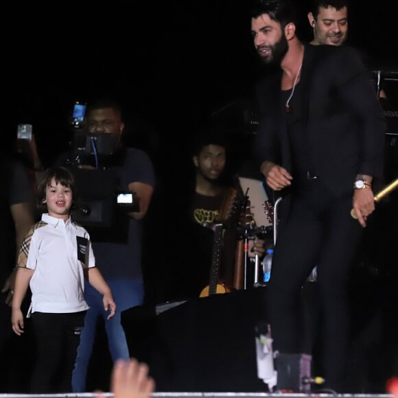 Gabriel, filho mais velho de Gusttavo Lima, roubou a cena em show do pai