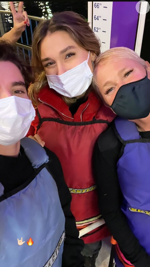 Xuxa e Sasha Meneghel em skycoaster: aventura foi mostrada por João Figueiredo, esposo da jovem