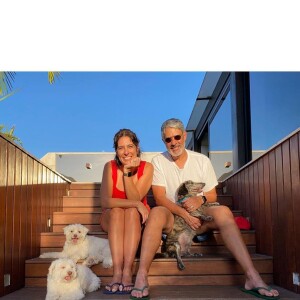 Natasha Dantas e William Bonner posaram ao lado dos três cachorros do casal