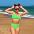 Biquíni verde com cintura alta: na moda praia, a cor também se evidencia com força total