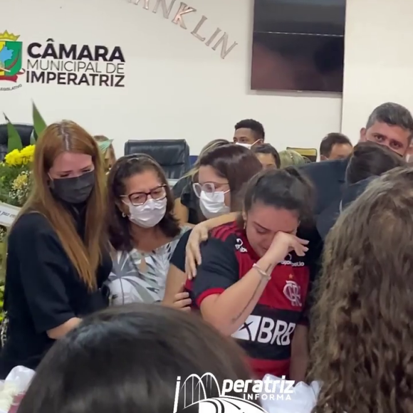 Luiza homenageou Maurílio com uma blusa do Flamengo, time de coração do cantor