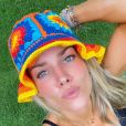Chapéu de crochê colorido é destaque no outfit escolhido por Monique Alfradique