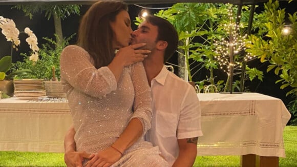 Marido de Ivete Sangalo, Daniel Cady ganha beijo apaixonado da cantora no Réveillon