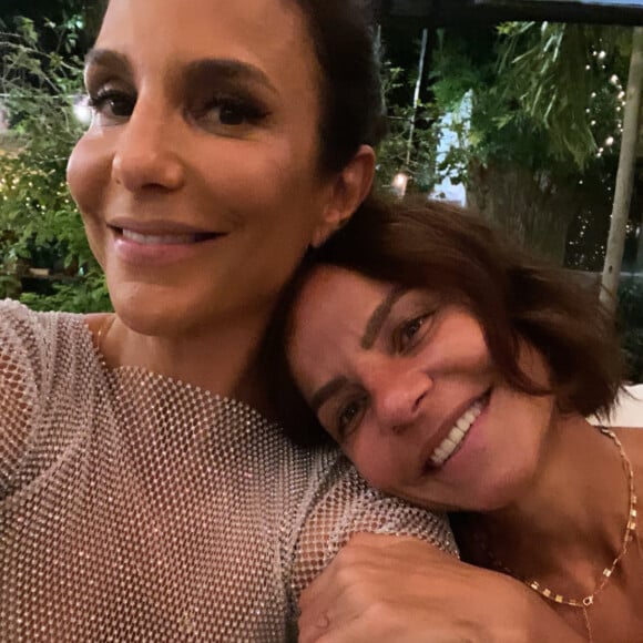 Ivete Sangalo postou foto com a irmã Cynthia no Réveillon