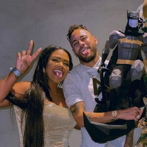 Neymar e Camila Loures posaram juntos em réveillon promovido pelo jogador
