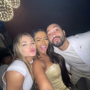 Gabi Martins, Camila Loures e Gil do Vigor no réveillon de Neymar