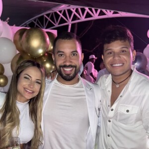 Gil do Vigor posa entre o casal Gabi Martins e Tierry durante o réveillon promovido por Neymar