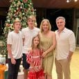 Filhos de Angélica e Luciano Huck chamam atenção em foto de Natal