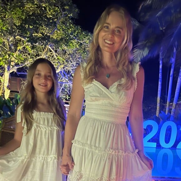 Angélica posa com a filha, Eva, em festa de Ano Novo