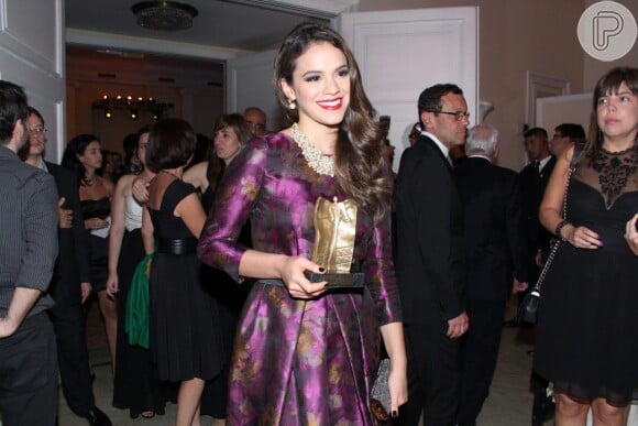 Bruna Marquezine recebeu o troféu Revelação no prêmio Veja Cariocas do Ano 2014